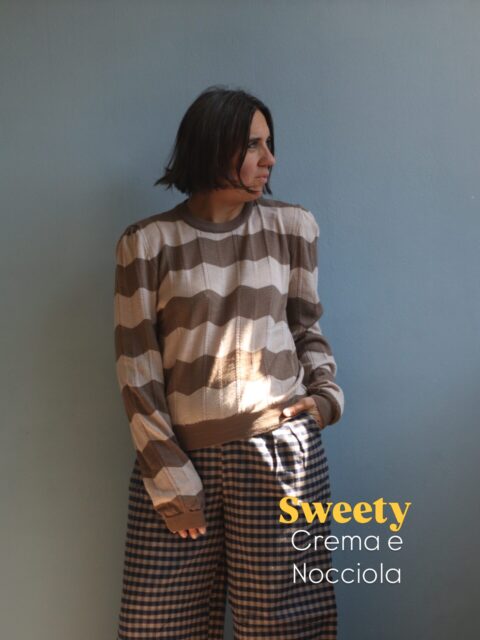 Sweety nocciola e crema
100% lana merinos
In pronta consegna su Cashmerefolie.com
Felpotta bollicine
100% lana merinos
In pronta consegna su Cashmerefolie.com