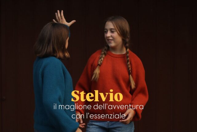 Stelvio non è il maglione da foto perfetta.
È quello che presti alla tua amica (o a tua figlia) perché ha freddo, quello che ti metti sopra la t-shirt a righe quando esci la sera.
90% lana 10% cashmere, calato senza scarti, taglia unica che veste davvero.
Lo trovi in pronta consegna — facciamo sempre pochi pezzi per volta per non sovrapprodurre — sul nostro shop.
In foto mattone e petrolio, ma c’è anche in altri 8 colori.
E tu che colore sei?
