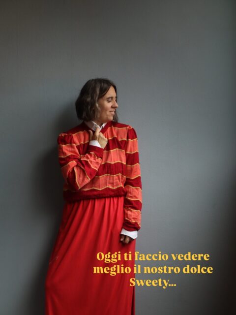 Cerchi una maglia leggerina che tenga caldino e che puoi usare sia come sopra sia come sotto?
Fatta completamente in Italia, che nasce nel nostro lab, in modo sostenibile e con i migliori materiali? 

Oggi ti faccio vedere meglio il nostro dolce Sweety!

Manica leggermente arricciata per proporzionare meglio la figura 

Maniche lunghe che puoi stringerle tra le mani.

Disegno a onde per dare movimento al capo e un piccolo traforato che gli dà quel tocco un pò vintage.

Girocollo comodo che non stringe.

Tanti colori, vivaci e pieni di energia e più soft e classici: uno per ognuna di noi! 

Li trovi in pronta consegna sullo shop!

E se è quello che cerchi prova a dare un occhio anche ai nostri Sgranocchio e  Marta!