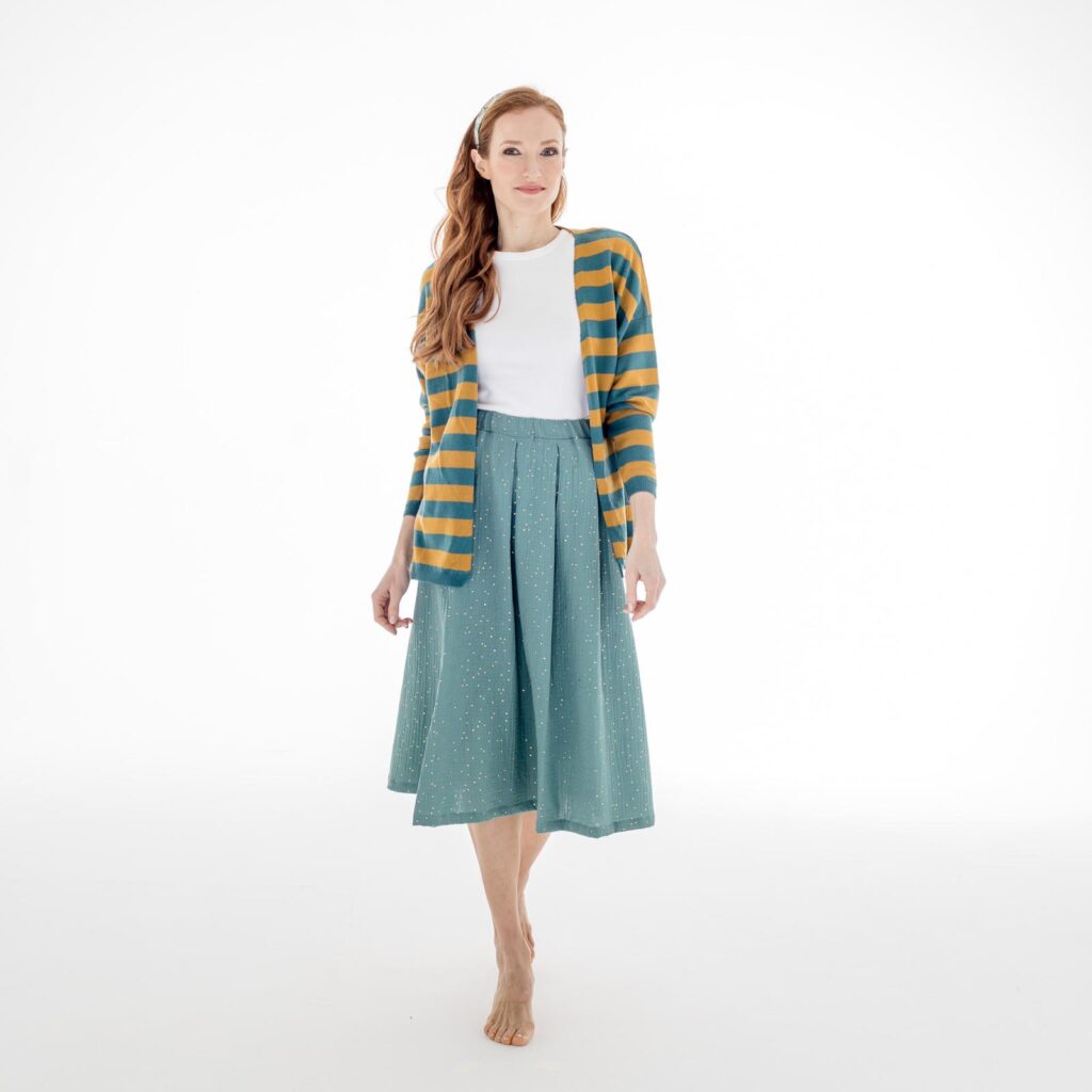 Cardigan over a righe